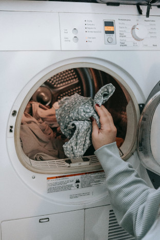 Waschmaschine wird mit Kleidung befüllt
