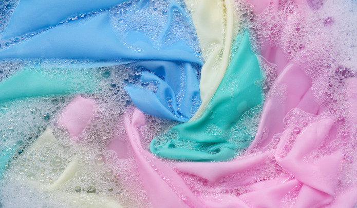 bunte Sportkleidung wird gewaschen