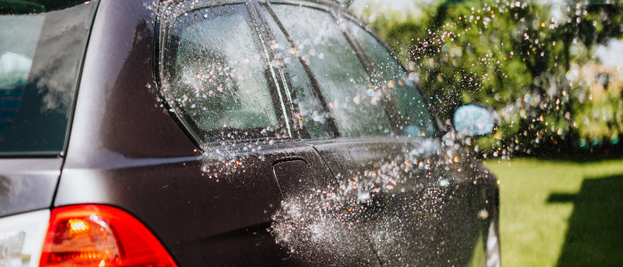 Ein Auto wird per Schaumsprüher geputzt