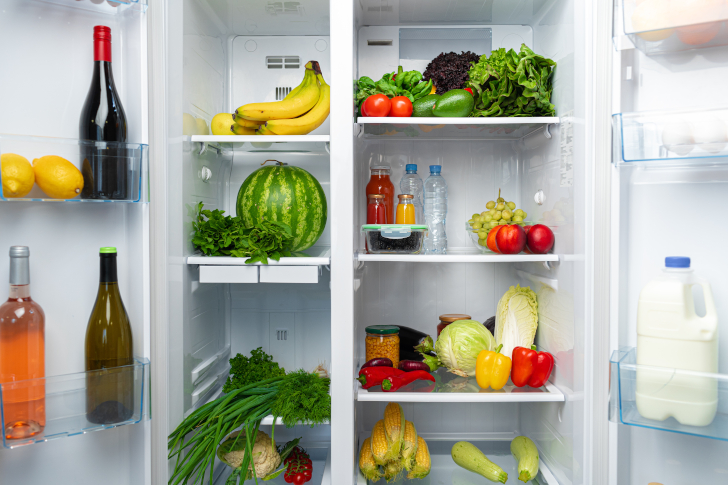 Kühlschrank mit vielen Lebensmittel da BactoDes lebensmittelsicher arbeitet