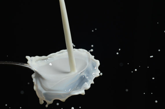 Milch auf Teelöffel läuft über Milch auf Teelöffel läuft über es entstehen Flecken
