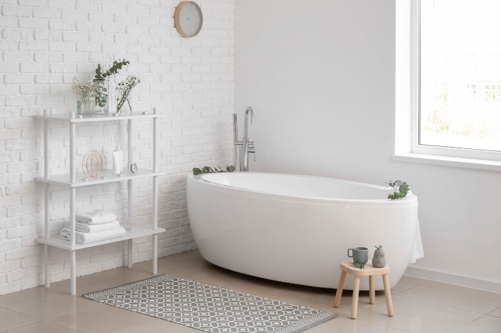 Badewanne in hellem Badezimmer