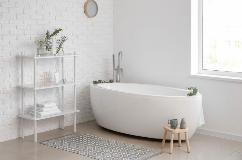 schöne Badewanne und ein Regal daneben