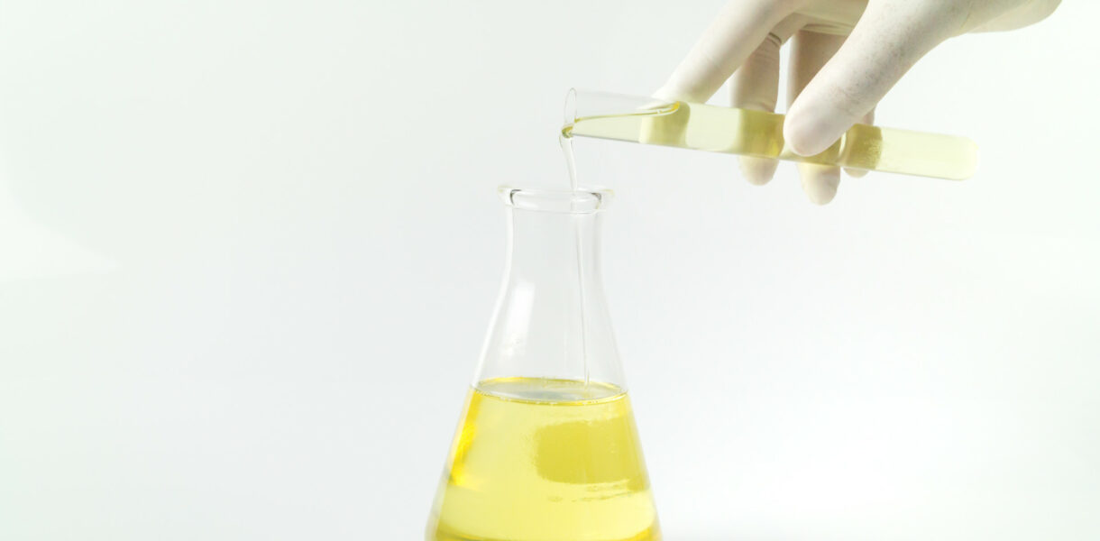 Reagenzglas wird mit gelber Säure befüllt