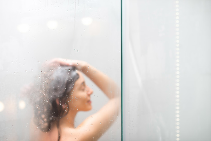 eine Frau duscht
