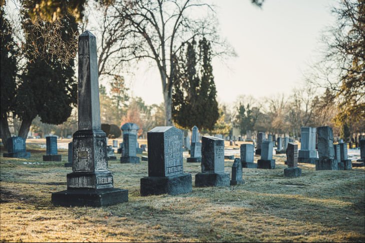 Friedhof mit Sonnenuntergang 