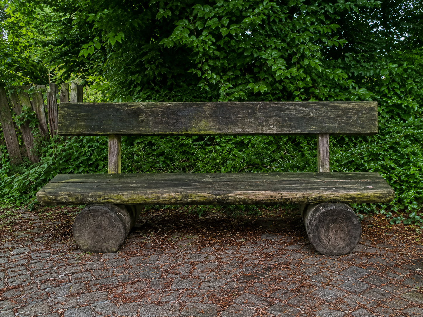 Verschmutzte Holzbank vor der Anwendung mit S-Pro® GreenGo