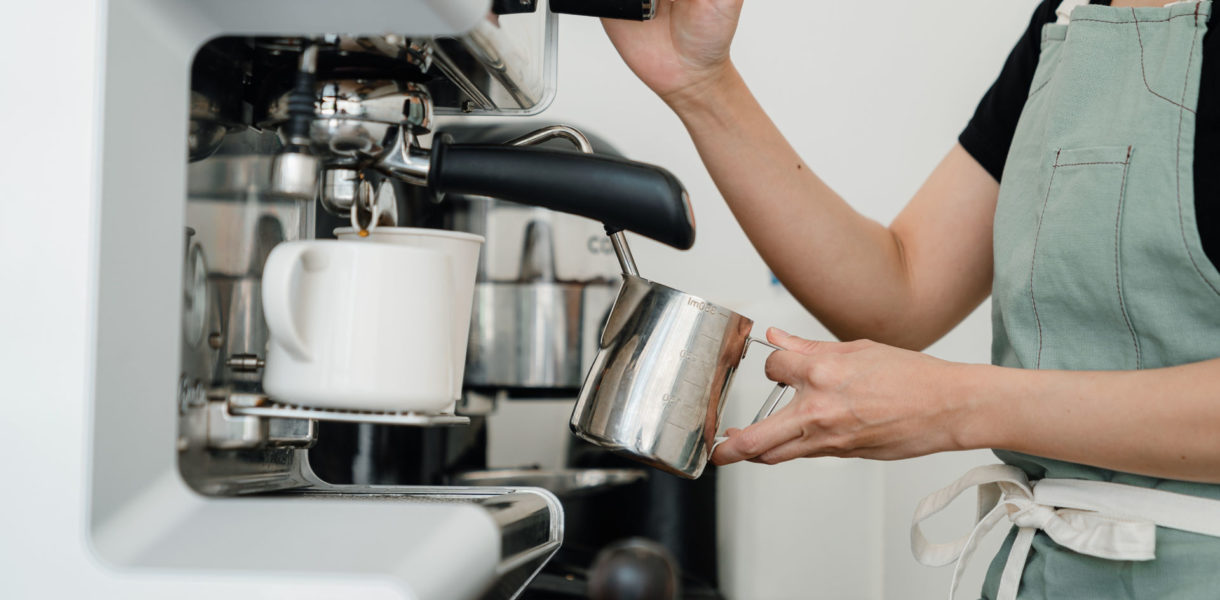 Kaffeemaschine mit einer Frau