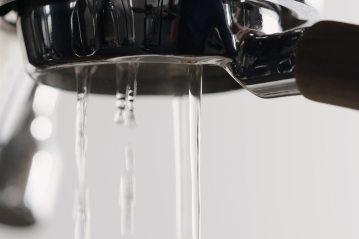 Siebträger-Kaffeemaschine aus der klares Wasser läuft