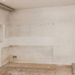 Muffiger Keller mit feuchten Wänden