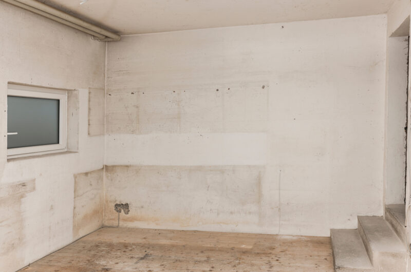 Muffiger Keller mit feuchten Wänden