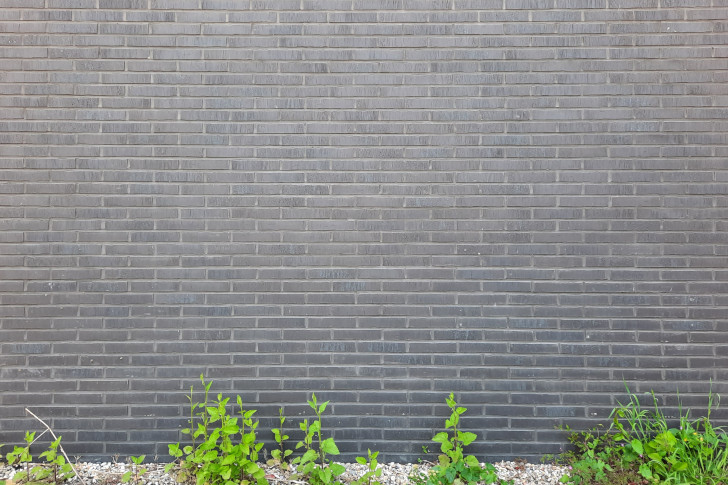Saubere Steinwand ohne Flechten