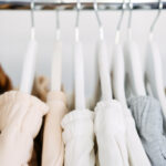 Kleidung hängend im Kleiderschrank