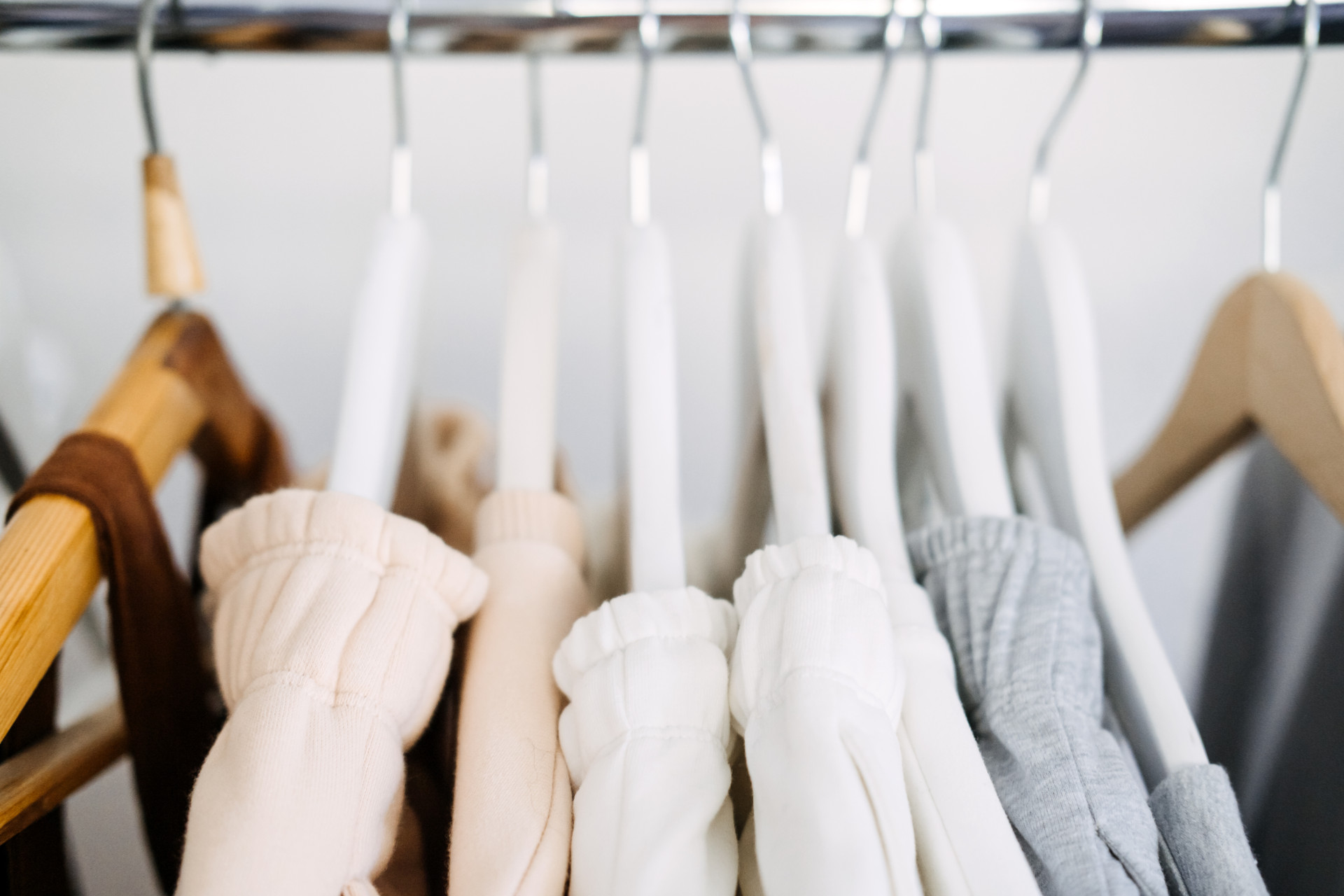 Schweißgeruch schnell und dauerhaft aus Kleidung und Sportkleidung entfernen