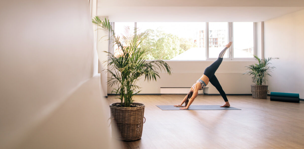 Eine Frau macht Yogaübungen