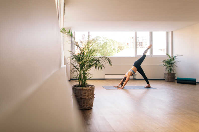 Eine Frau macht Yogaübungen