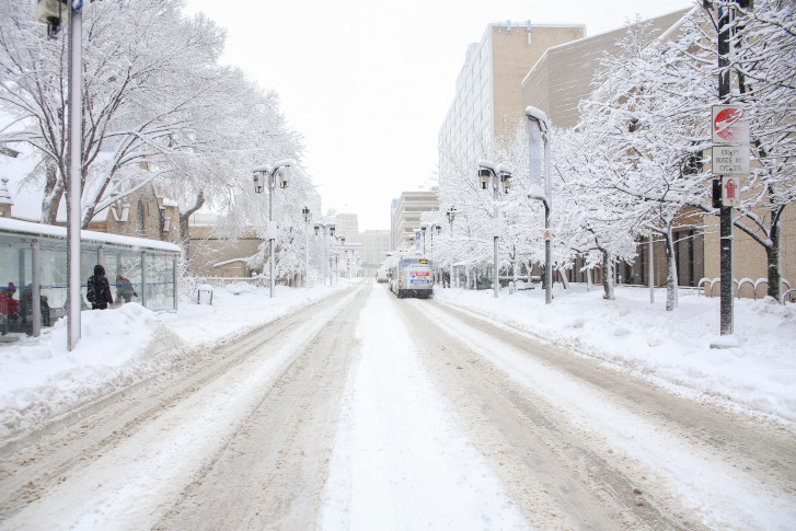 verschneite Straße in einer Stadt