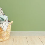 Muffige Kleidung in einem Wäschekorb