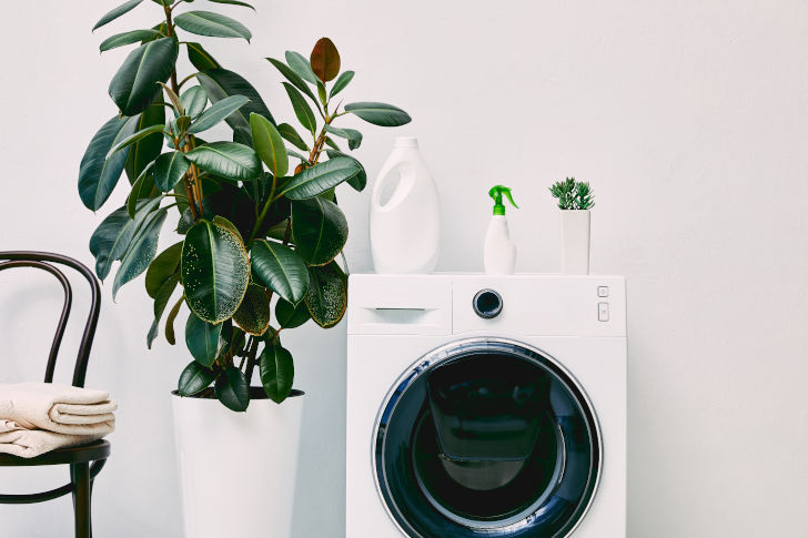 Waschmaschine mit Grünpflanzen im Retro Design