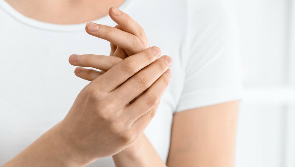 Bio-Sportwaschmittel sind sanft zu ihrer Haut eine Frau mit einem weißen Oberteil streicht Ihre Hände übereinander