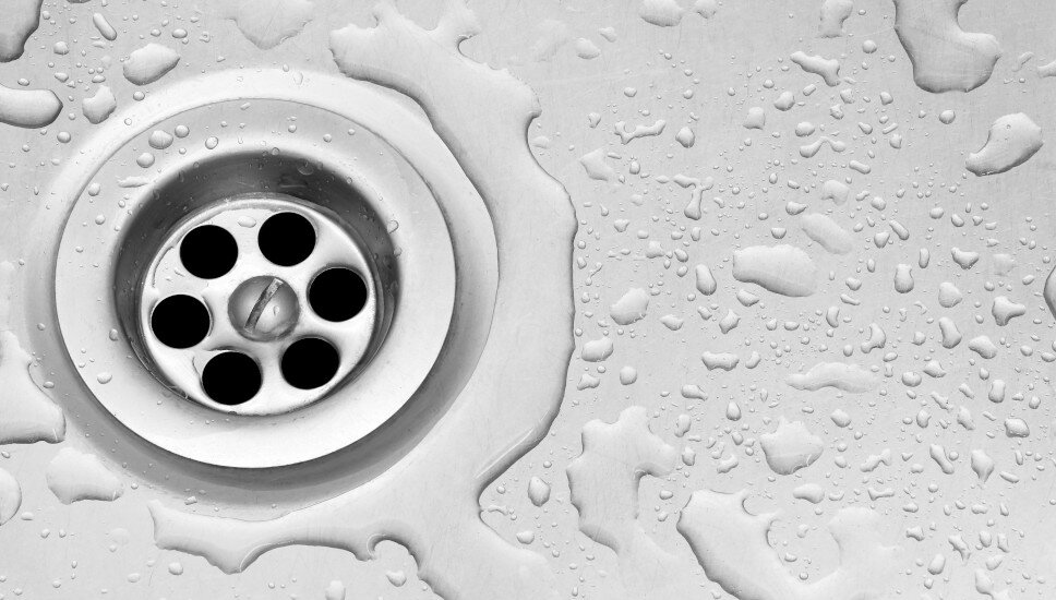 Wasserreste am Küchenabfluss.
