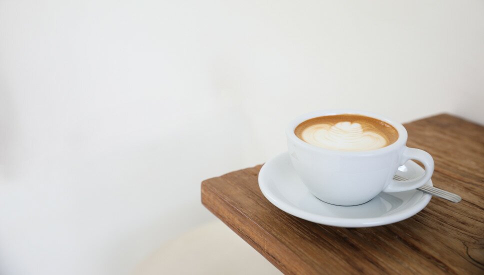 Kaffeetasse auf einem Holztisch.