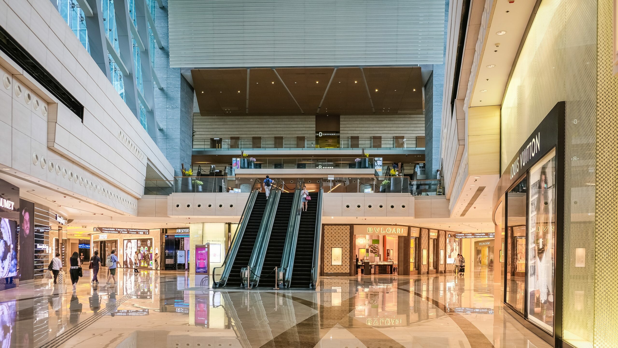 Einkaufszentrum mit einer Rolltreppe