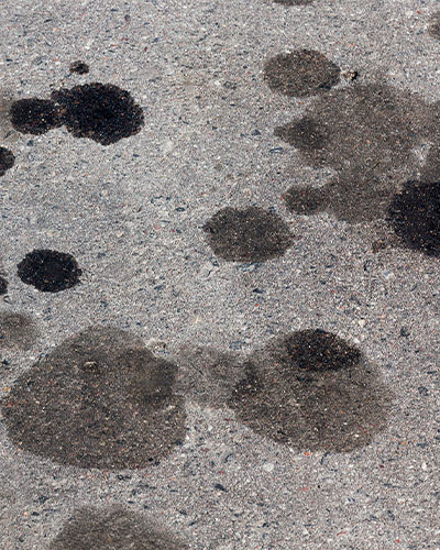 BactoDes®-Technologie zersetzt Ölflecken auf Pflaster, Beton oder Estrich rückstandsfrei eingesogene Ölflecken auf Beton